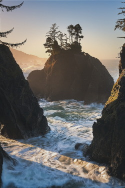 visualechoess:    Keyhole by Sean Bagshaw