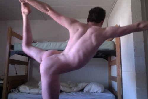 dj-cumm:  naked yoga :) 