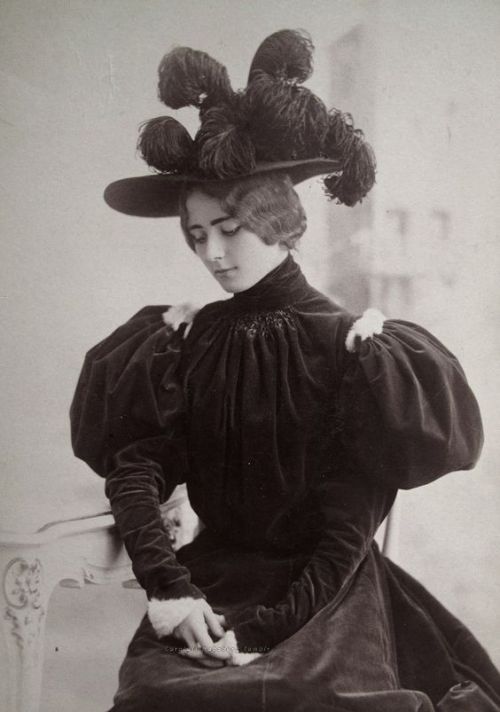 fashionologyextraordinaire: Cleo de Merode by Studio Reutlinger, France, 1895.