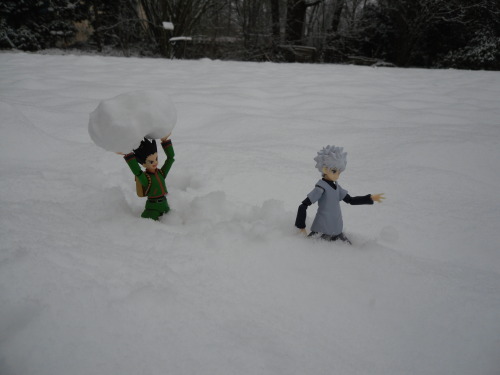 kabi-kinoko: Stuck in the snow there is nothing left to do than a snowball match. Click the pictures