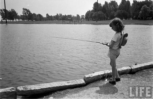 Gone fishing(Wallace Kirkland. 1950)