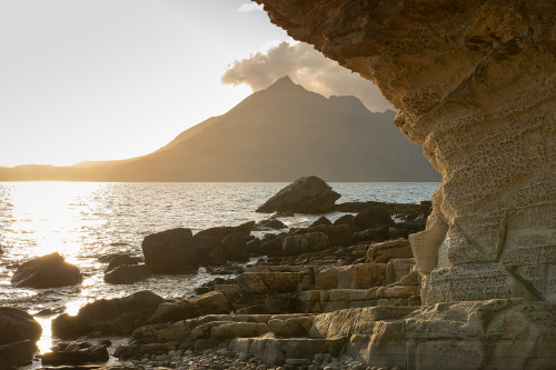 Beach in Elgol with some really nice pattern in the cliffs.