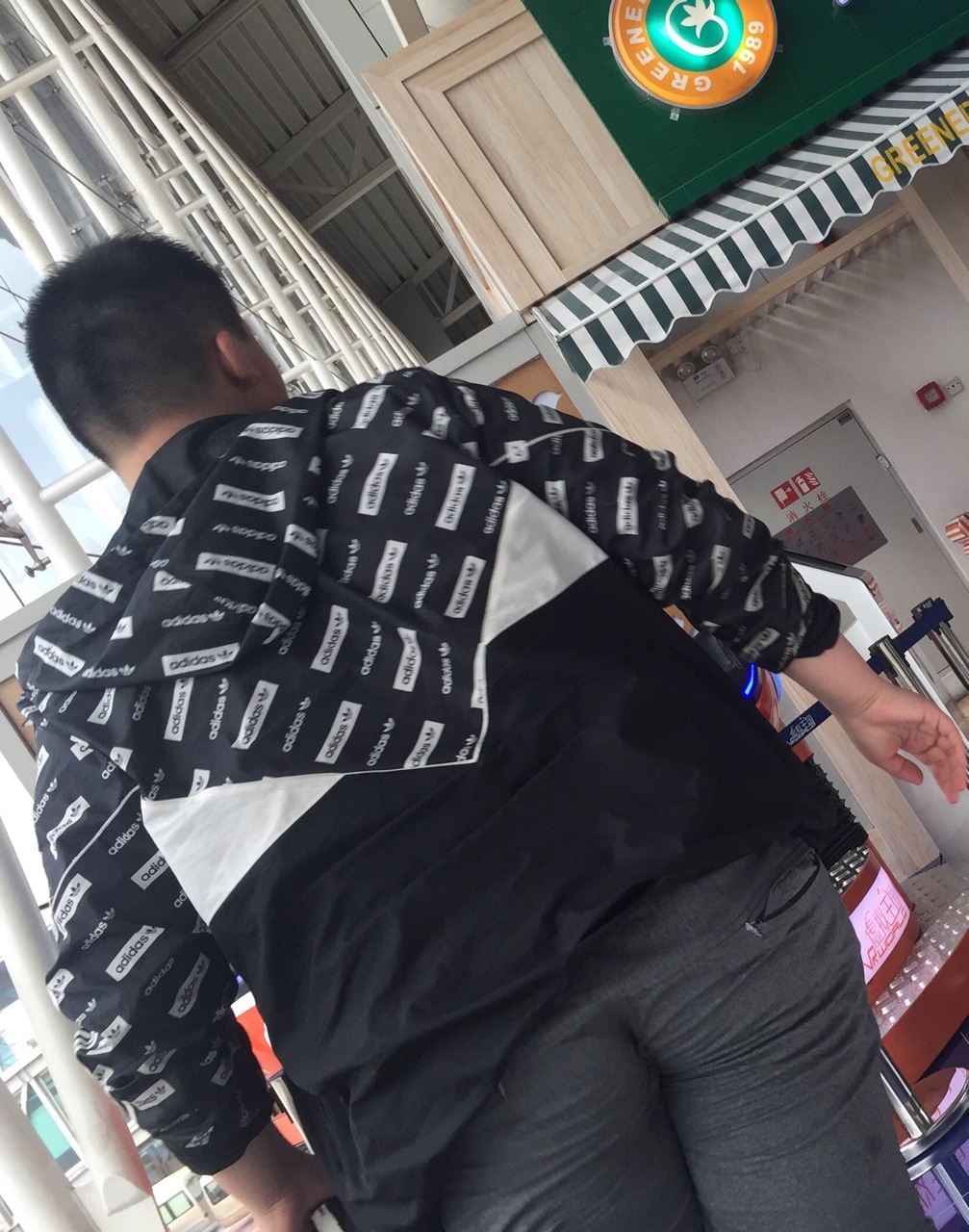 asainfattybtm:  Young chub with perfect butt!!