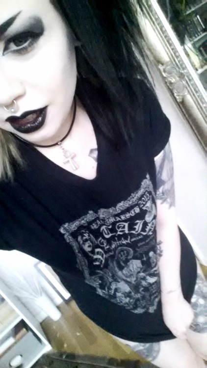 louiselafantasma:  who could be arsed to wear pants on a sunday  Adorable ghoul