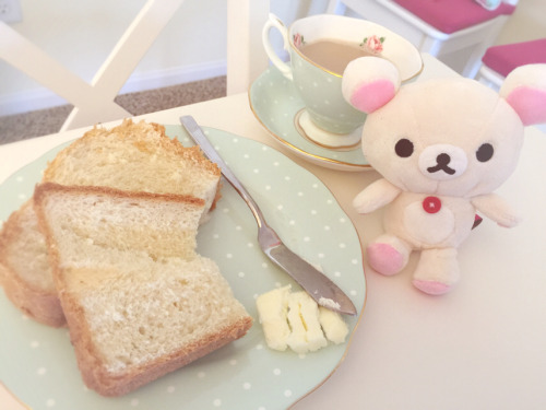 pescamaryan:milk tea and some butter toast for a lazy morning : )see my easy western breakfast ideas