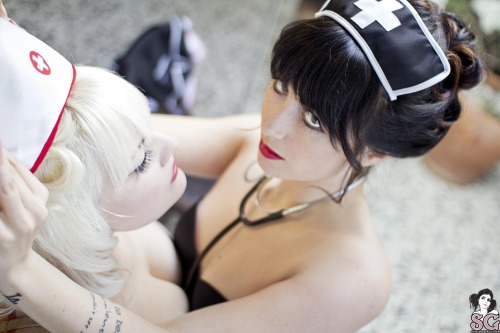fayedaniels:  beautifulgirlsmakemesuicidal:  Chloe and Charmaine Suicide   This set tho