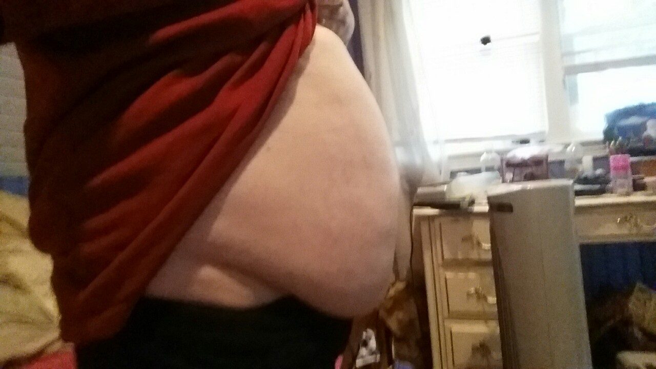 fatgirlbellylover:  fattieporker:  It’s my belly    Big bellies are better :) 