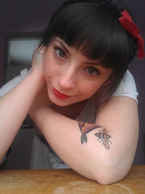 royeah:  My friend the bee :3 