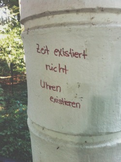 hateyourgovernment:  Und ich krieg immer noch das kotzen dabei, ich verstehs nicht wie man so bescheuerte kacke irgendwo hinschreiben kann. Zeit ist physik, Zeit existiert, Zeit ist das aufeinanderfolgende geschehen von Dingen. Uhren sind menschengemachte