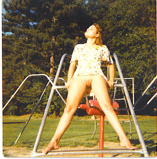 gobottomless: my wife going bottomless in the park !!!