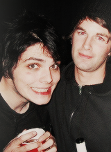 alexzpaintings:  55-63/100 pictures of Gerard smiling 