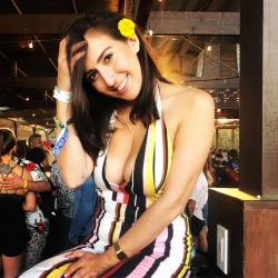 Posting photos the next day cuz service sucks but I look cute af (at Coachella Craft Beer Barn)