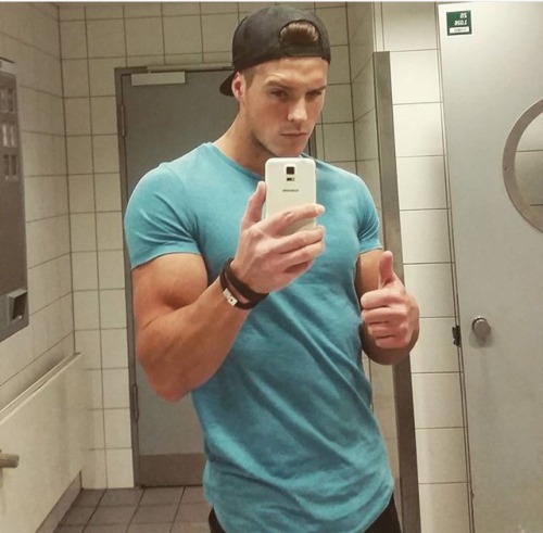 dumbmusclehypnojockboy: The backwards cap has done its work.  Bradford has become Chad, the selfie t