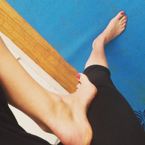 stellaliberty:  #Yoga addict #pies#solas#feet#toes#footfetishnation#footfetishgroup#footfetishcommunity#instafeetlove#footmodel#prettyfeet#beautifulfeet#softsoles#wrinklysoles#perfectfeet#footgoddess#beautiful#wrinkledsoles#feetstagram#solefetish#legs#sex porn pictures