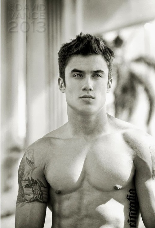 tiosquequitanelhipo:  Aaron McGuire