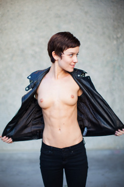 the-lone-riley:  omg, so cute and with abs