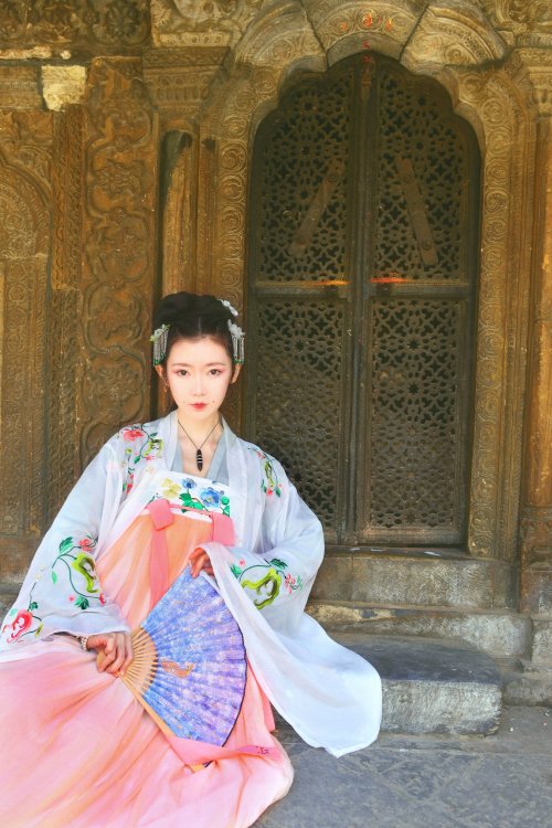 弥秋君 wearing Hanfu (han chinese clothing) in Lalitpur, Nepal. Tang Dynasty-style chest-high