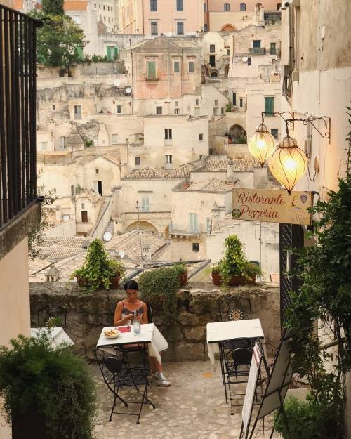 caffeous:saititatan: Can’t get over how beautiful this dinner location is 🌝✨🇮🇹