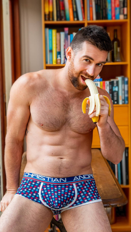 Porn photo articsea:Banana 🍌  Wanna?