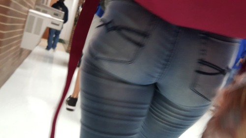school-voyeur: Caught this girl in jeans and damn