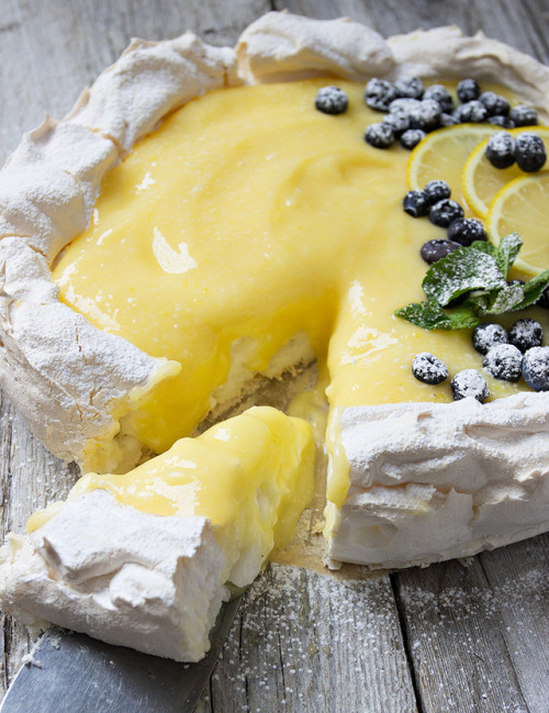 Lemon Curd Pavlova“A delicious, light and fresh dessert, with a meringue base and a light lemon curd
