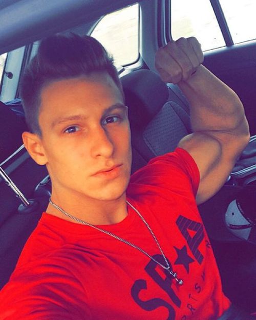 beautifulyoungmuscle:  For your masturbation pleasure… even more Steve Kris! 