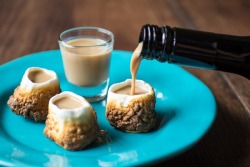 therealhollstar:  djnoz:  stunningpicture: Toasted marshmallow shot glasses with Baileys.    Uhhh. Yes. 