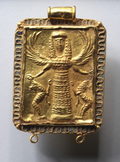 cma-greek-roman-art: Daedalic Pendant with Potnia Theron (Mistress of Animals), 650, Cleveland Museu