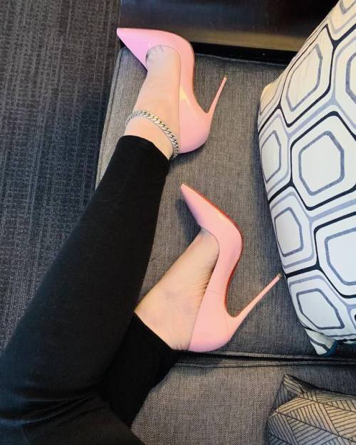Perfect heel for spring! #christianlouboutin #sokate #louboutin #louboutinworld #120mm #redbottoms 