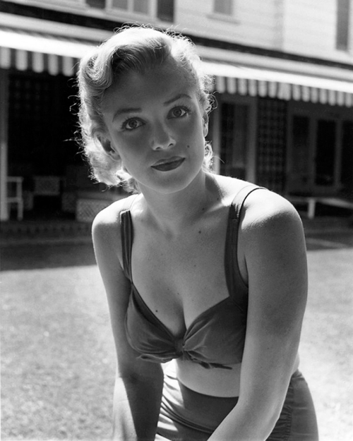 Marilyn Monroe photographed by Earl Leaf, 1950. These photos were taken on the Hyde estate in early 