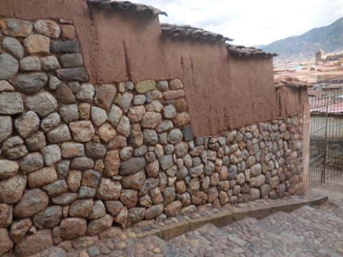 Techos de tejas y paredes de piedra y adobe, Barrio San Blas, Cuzco, 2017.