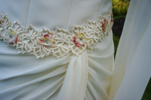 branna-laurelin:Hey sweetlings! I’m selling my beautiful Elven-style wedding gown that I wore when g