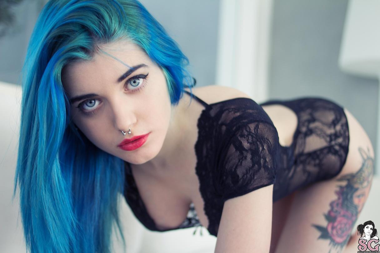 altmodelgirlcrush:Yuxi Suicide This is beautiful, I almost want to make it my profile
