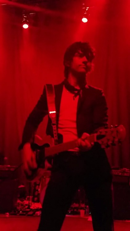 the-achtung-babe: Can you believe this man held my hand and sang to meAlex Turner 7/26/16 (my photos