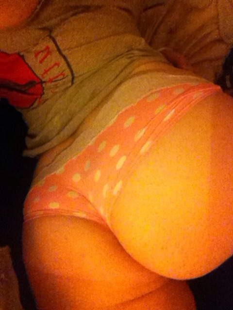 cutie-pie-porn:  itsy bitsy teeny weenie pink polka dotted booty!  http://gcrillabiscuits.tumblr.com/