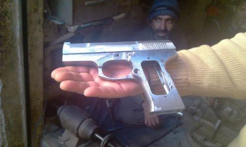 gunsblades: PAKISTANI HAND MADE LOCAL WEAPON INDUSTRY. Clearly gun control will stop people from obt