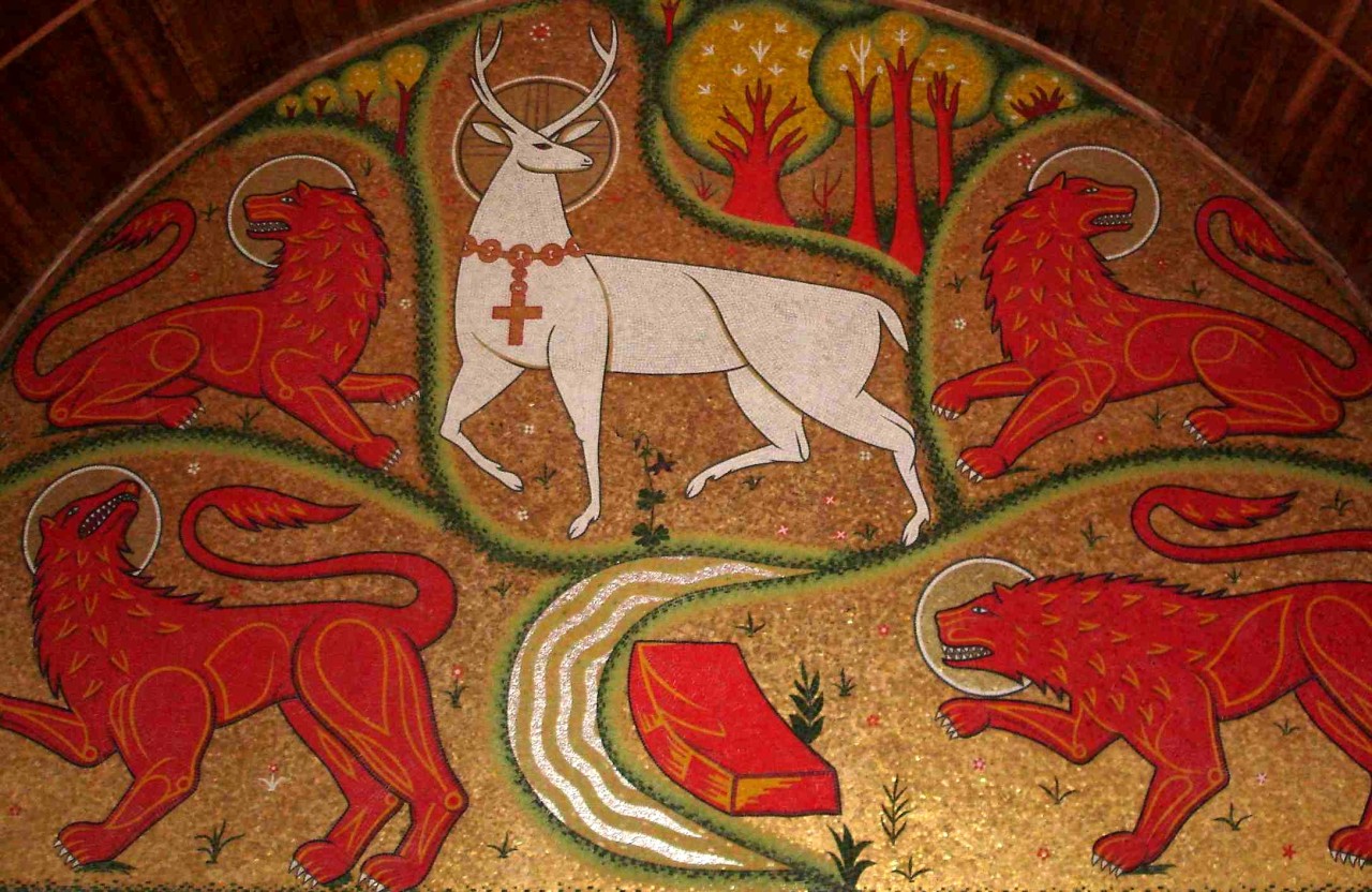 Christ Cerf. Église de Tréhorenteuc.
Le Cerf est Cernunnos le dieu celte de la vie, et le Verbe incarné. Sous la forme d'un cerf d'argent, il représente Jésus dans le christianisme breton.