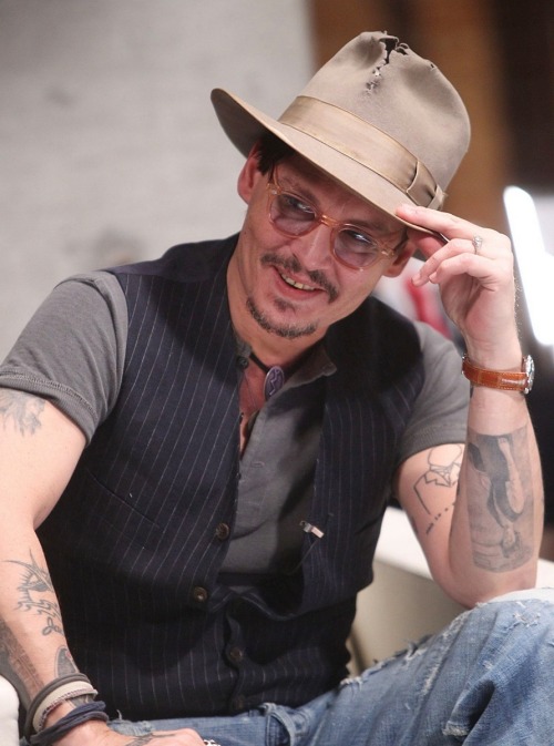 8 years ago, on this day (April 1), Johnny Depp attended the “DMG Creative Home” dialogue at the 798