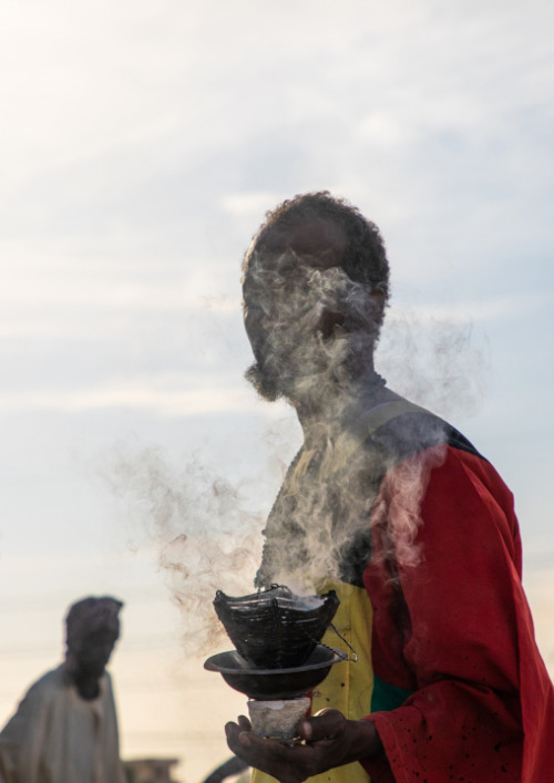 nordafricain: Man with insence burning during the friday sufi celebration at sheikh Hamad el Nil tom