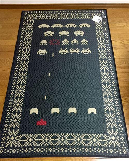 l3tsgo:  meincrap:  miki800:いぐさで編まれたドット絵がおしゃれすぎる！話題の「インベーダー」マットを購入しました！