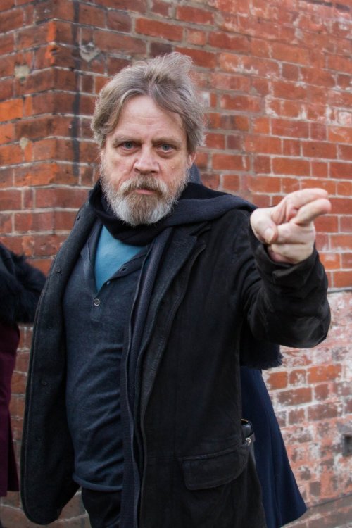 workfornow: jady2007: www.facebook.com/itsmarkhamill/ Mark Hamill and his family arrive at C