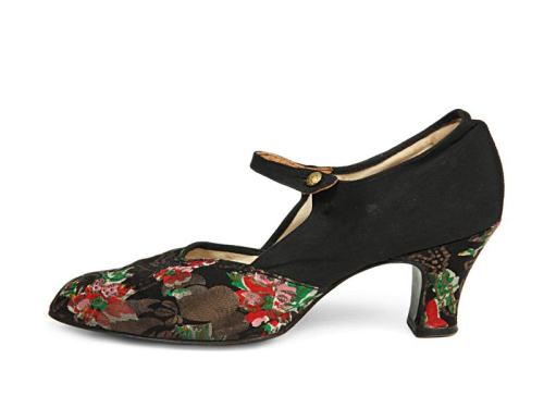 Black satin strap shoes with vamp and heels covered with gold hand-painted brocade with red flowers 