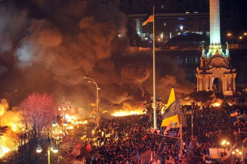 igunsandgear:Anti-government protesters and police in the Ukraine.