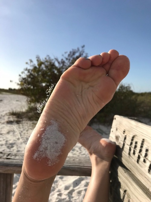 ivorysoles: Beach feet:)