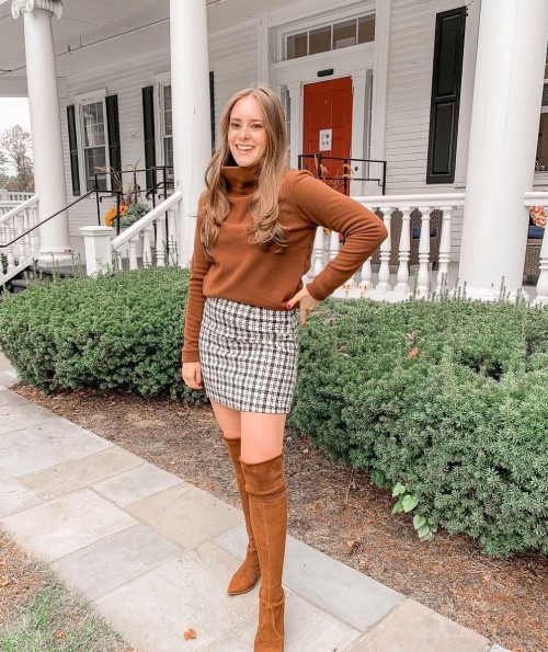 becominggirlj: femmedreams:Such a cute outfit!  Loving fall Wow! I ❤️ her sexy beautiful legs i