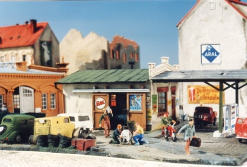 Pola railway models, german city in the 1950s, including World War rubble site, beetle, advertising 