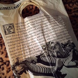 missdarcy87:  I’m in love with Barnes &amp; Noble’s new bags. #bookstore #barnesandnoble #wizardofoz