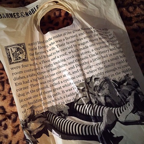 dukeofbookingham:missdarcy87:I’m in love with Barnes & Noble’s new bags. #bookstore #barnesandno