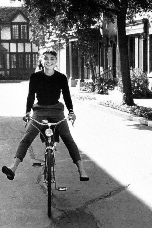 uncreeped:  petah-l:  shialablunt:  Audrey Hepburn / Jennifer Aniston  Love   Queens