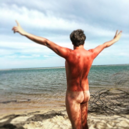 #naked #freedom #praia #portugal #gay #bluewater #sun #bump #ass #whiteAss #redskins #aloneOnTheBeac
